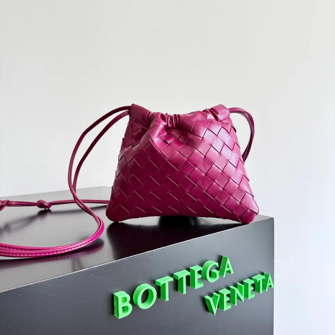 Batch 1400 BOTTEGA VENETA DUSTBAG mini size is officially launched📣📣. It still continues the classic weaving process. The lazy and casual feeling presented by the drawstring pockets is not too suitable for summer. The small back body is light and convenient. It is enough to carry lipstick and tissues when going out every day. It is not easy to make mistakes with any clothes. The shoulder strap has a buckle and pull-out design, which can be adjusted to unlock multiple carrying methods. Style number: 816987 Size: 21*16.6*1cm